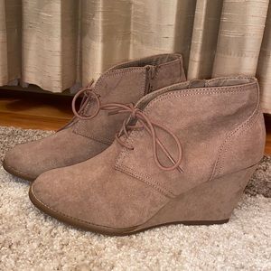 Woman Low Tan Boots with Wedge